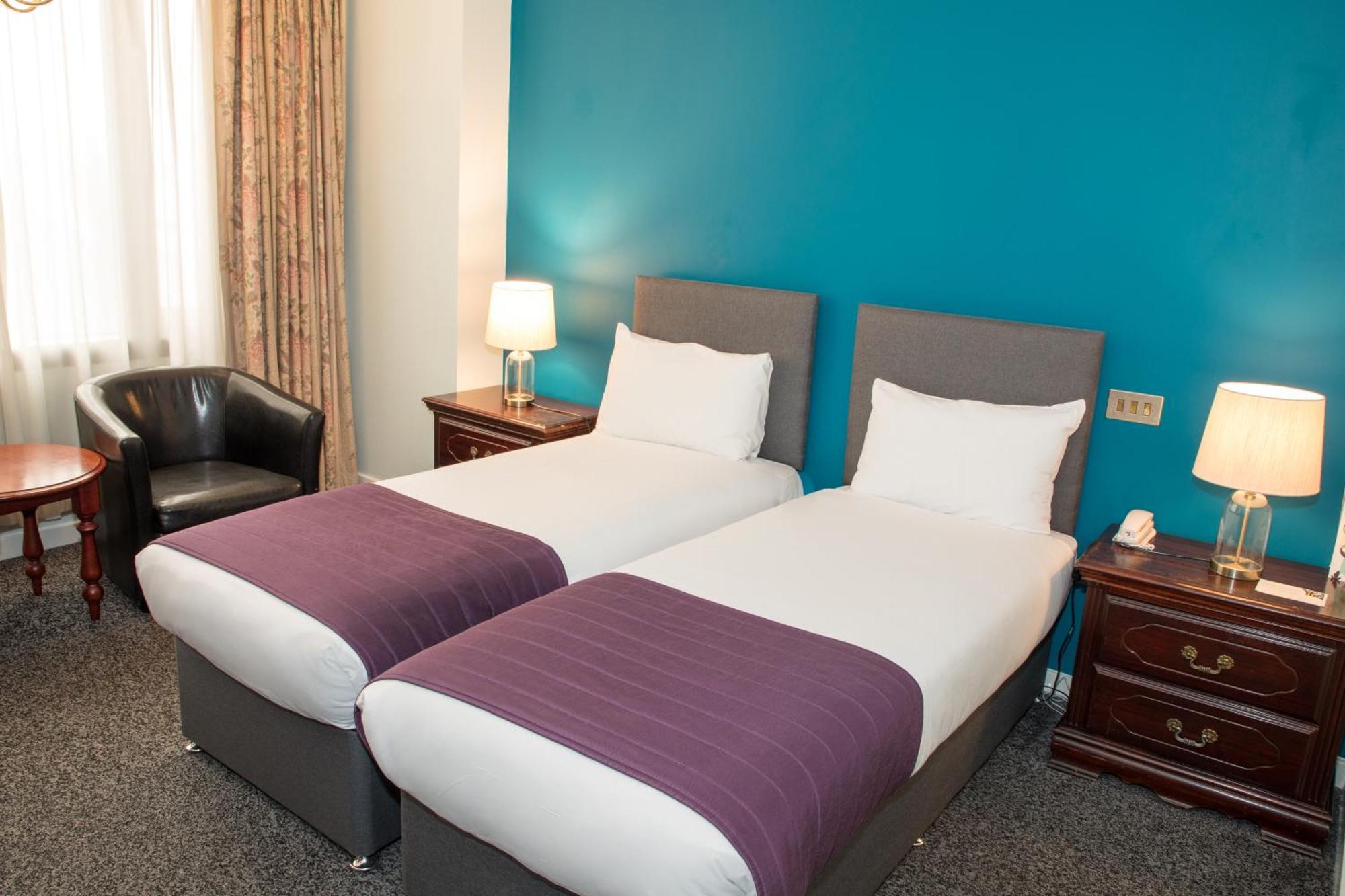 Britannia International Hotel Canary Wharf Londen Buitenkant foto Two single beds in a hotel room